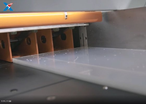 la coutume de plexiglass de 2mm a coupé la feuille acrylique avec la scie de coupure électronique