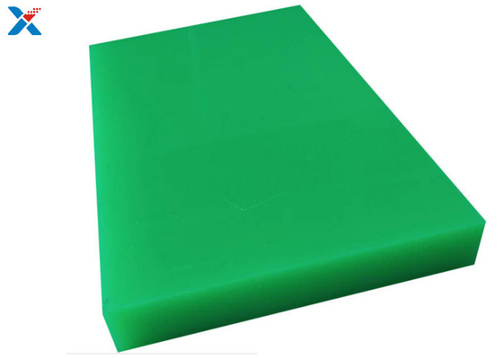 Feuille verte expulsée de plexiglass couvrant la coupe de feuille en plastique à la taille